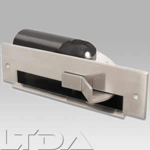 Ramasse miettes VACPAN.pour plinthe sortie pivotante aspect métal Nickelé